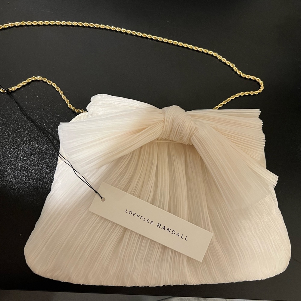 Loeffler Randall

Rayne Bow Pleated Frame Clutch